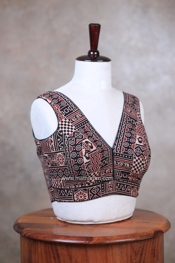 Jiya- Black Blouse (Attachable Sleeves)