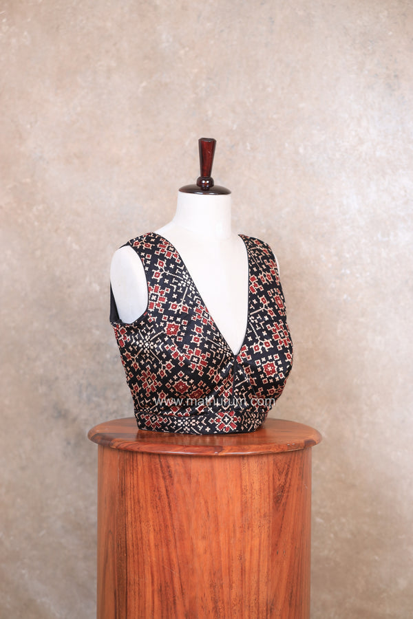 Ava- Black Blouse (Attachable Sleeves)